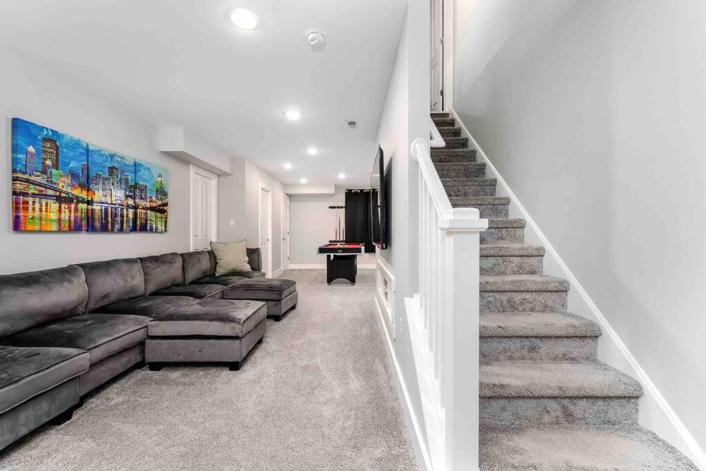 4 Bedroom 3 Bath Sleeps 10 Pet Friendly Private Backyard, 2 Car Garage, City Views, Close To All Stadiums And Casino พิตต์สเบิร์ก ภายนอก รูปภาพ